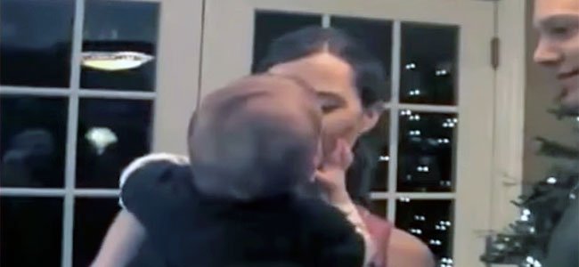 Bebé besa a su madre