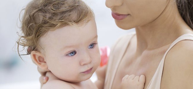 Madre con bebé en brazos