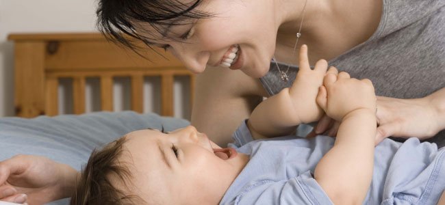 Un bebé que habla por los codos Bebé habla con su madre