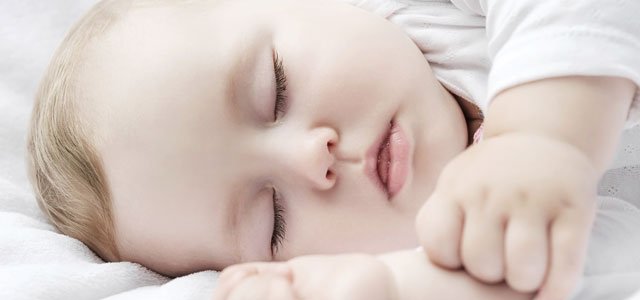 Felices sueños para los bebés autistas Bebé duerme feliz