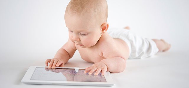 Prohibir tablet y smartphone a menores de 2 años Bebé con tablet