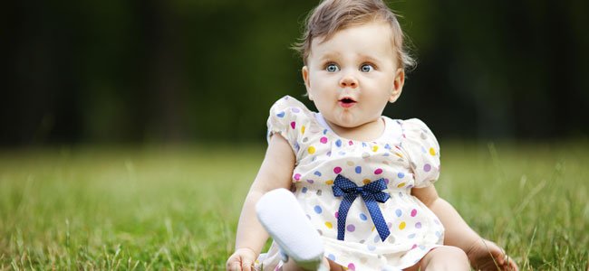 10 nombres ingleses para niña Bebé niña en césped