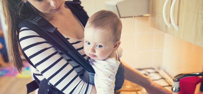Tips para llevar correctamente a tu bebé en el portabebés/mochila