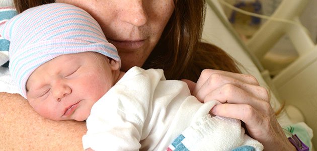 El mayor deseo de la madre: tener un bebé sano Recién nacido en brazos madre