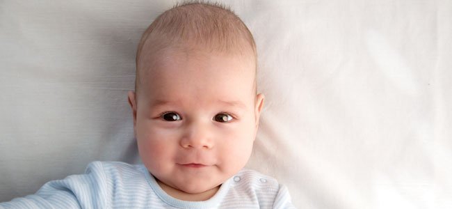 bebé brazos abiertos