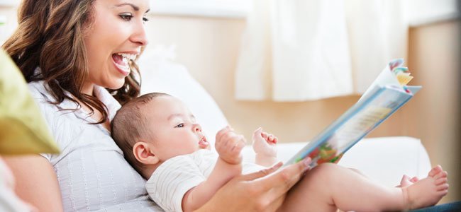madre con su hijo leyendo