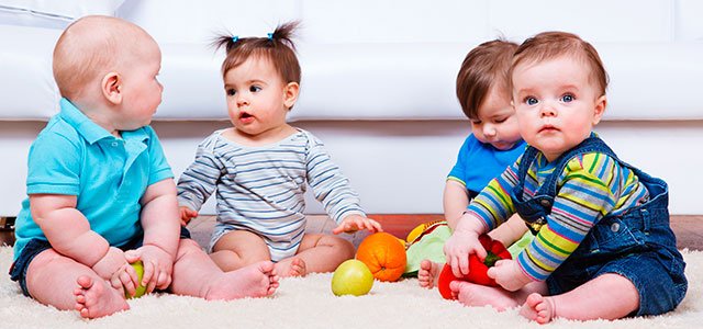 Los nombres de los bebés bebés juegan juntos