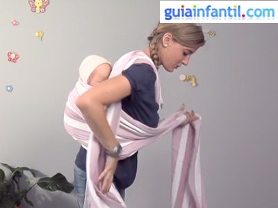 Cómo poner un porteo de fular con nudo delante. Paso 3.