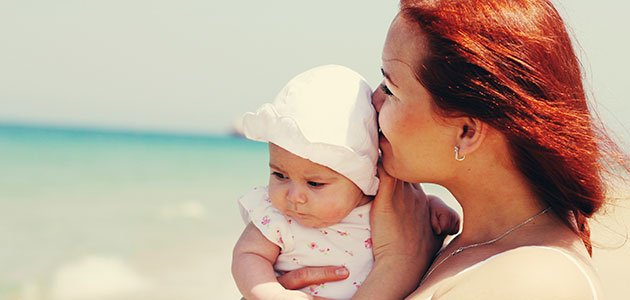 normas legales de adopción en España Madre con bebé en la playa