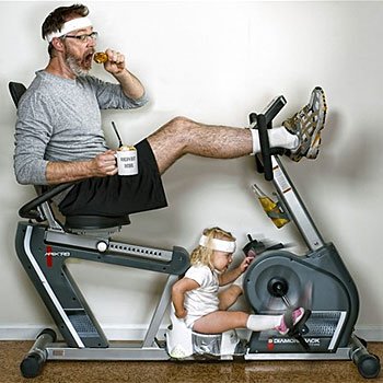 Fotos de un padre a su hija en la bicicleta Fotos de un padre a su hija en la bicicleta