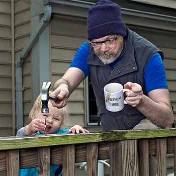 PAdre e hija atornillando PAdre e hija atornillando