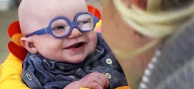 Bebé de cuatro meses ve a su mamá por primera vez