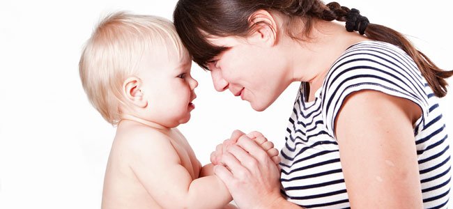 Qué enseñan los gestos de los padres al bebé