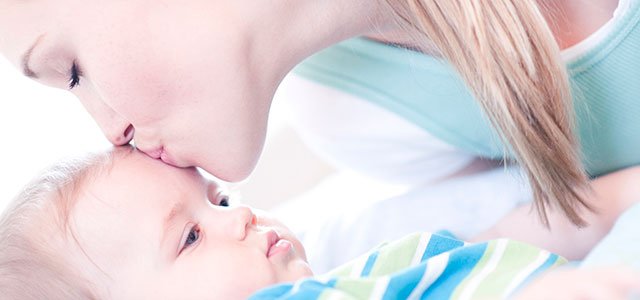 Madre besa nene