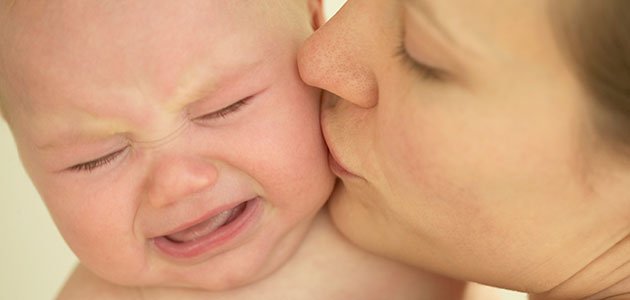 Traductor de llantos para papás desesperados Madre besa a recién nacido