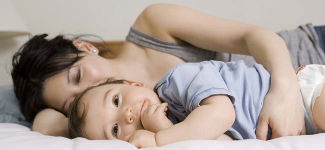Errores de los padres para dormir al bebé Madre con bebé en la cama
