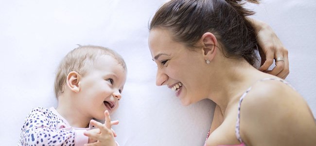 Madre habla con bebé