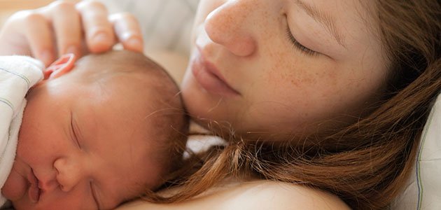 Mama joven con recién nacido
