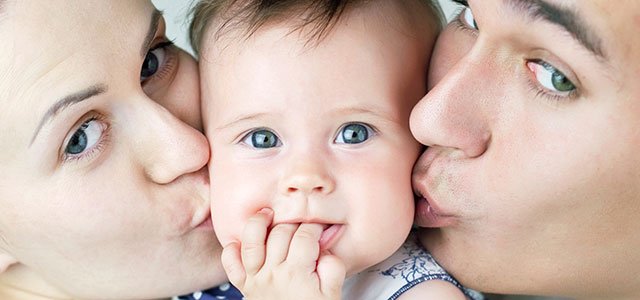 Cada hijo es único Padres besan a su bebé