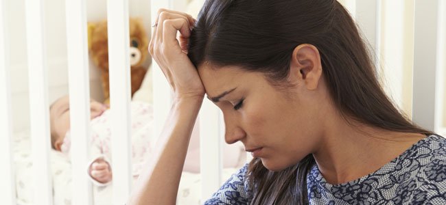 La depresión posparto Madre triste con bebé