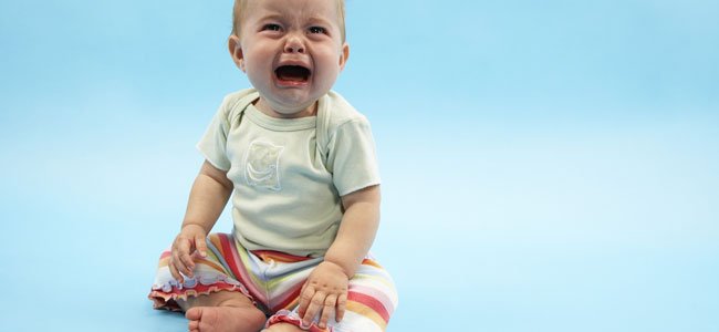Bebé llora por la ausencia de su madre