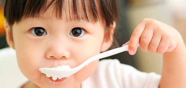 Menos prisas y más calidad a la hora de comer con los niños Niña come solita