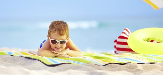 Niño toma el sol