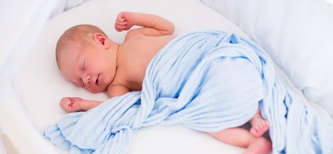 El recién nacido es frágil pero no se rompe Recién nacido duerme