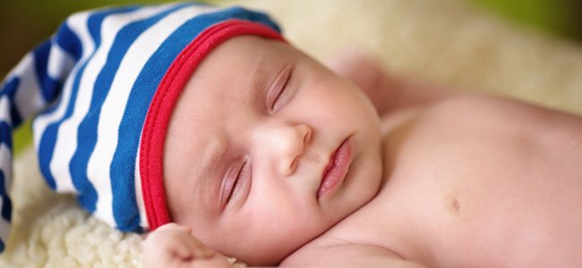 Nombres de famosos para recién nacidos Recién nacido con gorrito de rayas