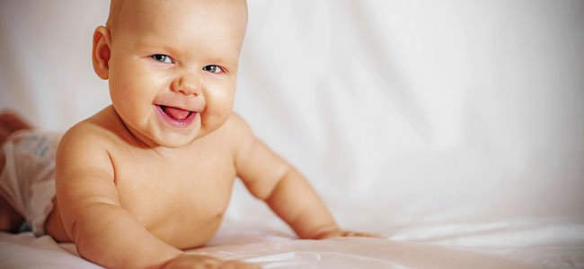 El nombre de Isaías Bebé sonríe