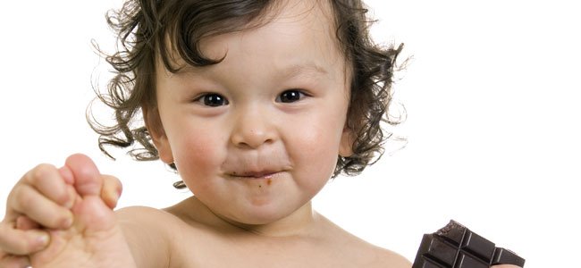 Nombres populares para bebés en Colombia Bebé come chocolate
