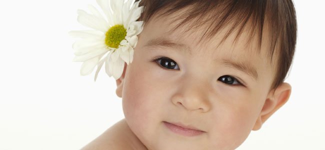 Nombres populares para niña en Colombia Bebé con flor