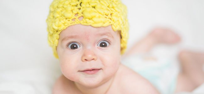 Bebé con gorro amarillo