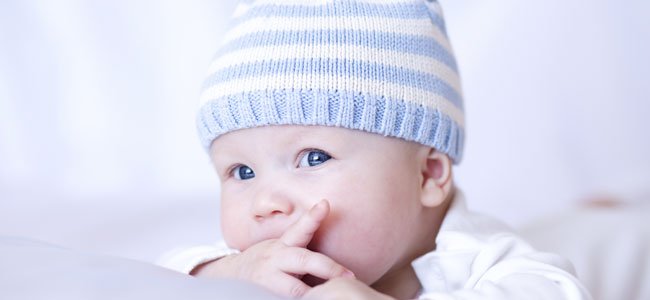 Bambino con cappello a righe