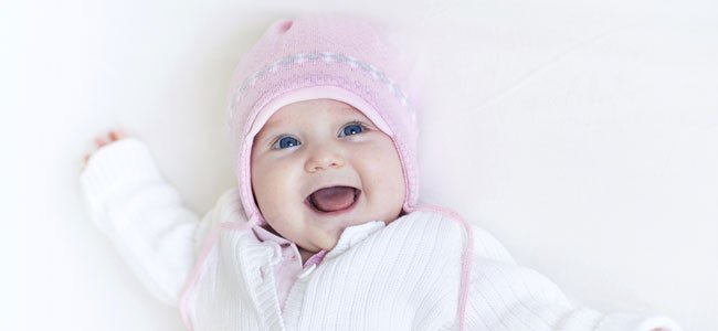 El nombre de Fabiola Bebé con gorrito rosa