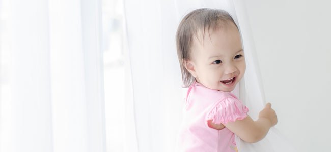 El nombre de Yolanda Bebé sonriente con cortinas