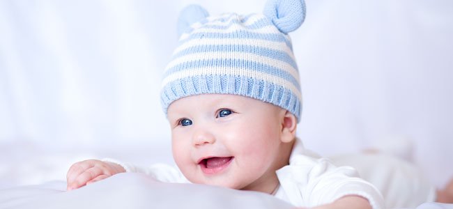 Bebé con gorrito azul