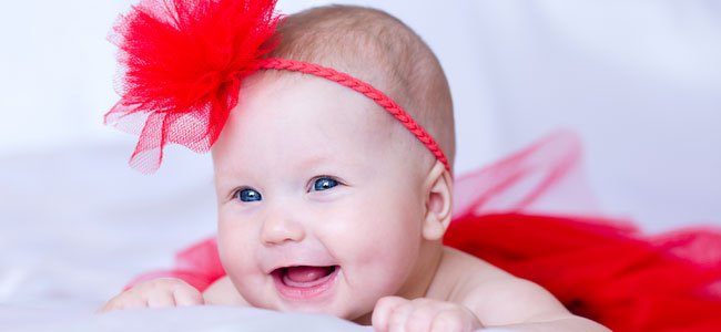 El nombre de Gala  bebé sonríe