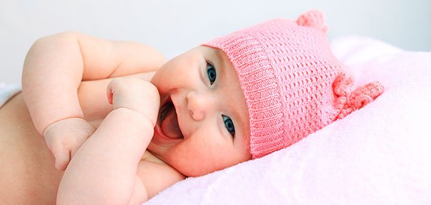 Bebé niña sonriente