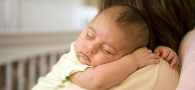 Nombres populares para bebés en Nicaragua Bebé duerme con su madre
