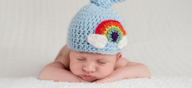 El nombre de Raúl Bebé con gorrito azul