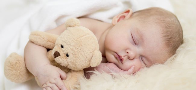 El nombre de Ernesto Bebé con osito duerme