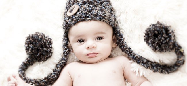 Recién nacido con gorro de lana