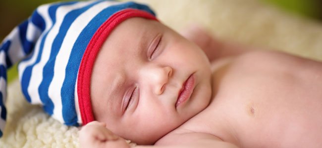 Nombres populares para bebé en Uruguay Bebé con gorrito de rayas duerme