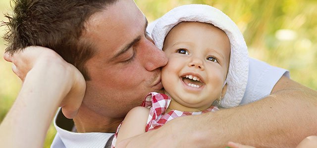 El padre no es amigo de sus hijos Padre besa a bebé