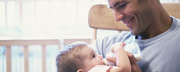 Cómo un padre hace dormir a su bebé Cómo un padre hace dormir a su bebé