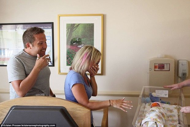 Padres ven a su bebé por primera vez Padres ven a su bebé por primera vez