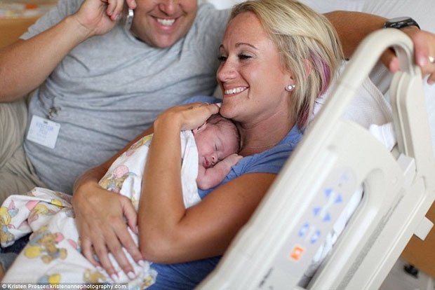 Padres felices y emocionados abrazan a su bebé Padres felices y emocionados abrazan a su bebé