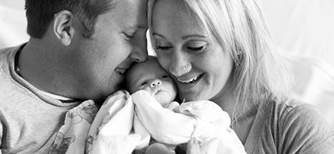 Foto de Kristen Prosser. Encuentro de padres y bebé adoptada Foto de Kristen Prosser. Encuentro de padres y bebé adoptada