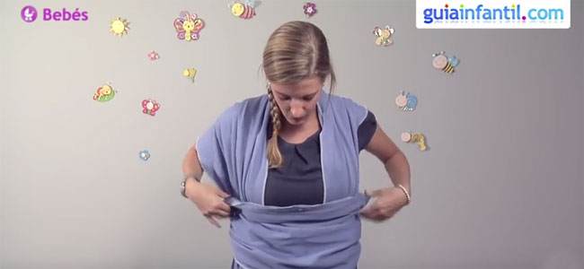 Cómo llevar al bebé en un fular de porteo. Paso 3